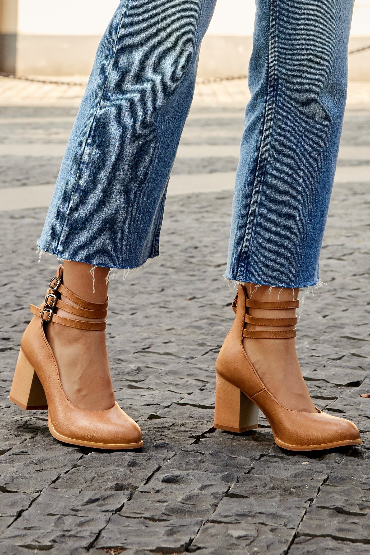 Casilda - Smooth orthopedic sandals with ankle strap and thick heel