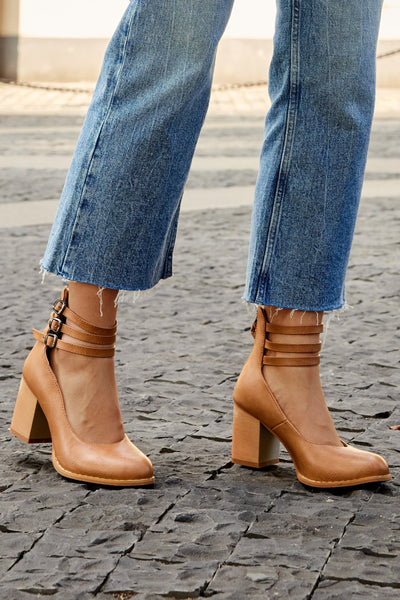 Casilda - Smooth orthopedic sandals with ankle strap and thick heel
